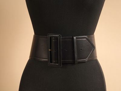 un gros plan sur une femme portant une ceinture en cuir noir