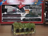 un petit train dans une boîte sur une table