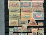 une photo d'une collection de vieux timbres exposée dans un cadre noir
