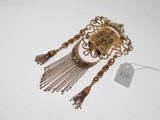 une photo d'une broche posée sur une table