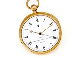 une montre de poche en or avec des chiffres romains sur le cadran