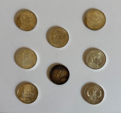 six types de pièces différents sur une surface blanche