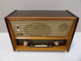 une radio à l'ancienne posée sur une table blanche