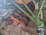 une image montrant un gros plan des roues d'un tracteur