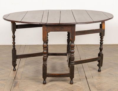 Table get-legs en bois teinté mouluré.