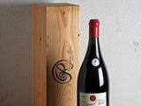 une bouteille de vin posée à côté d'une caisse en bois