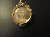 la photo d'une photo représentant une femme, accrochée à un collier