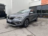 une voiture grise garée devant un immeuble, avec une remorque derrière elle