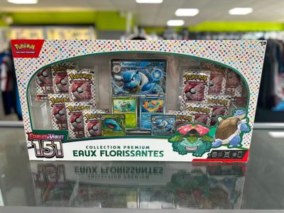 vitrine présentant des cartes à collectionner Pokémon dans un magasin, destinées à la vente