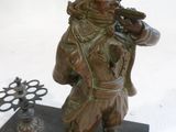 figurine en bronze représentant un homme portant un chapeau et une canne