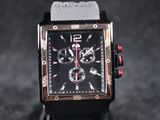 gros plan d'une montre sur une surface noire