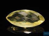 une pierre de quartz jaune sur une surface noire