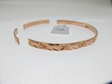 une photo en gros plan d'un bracelet posé sur une table