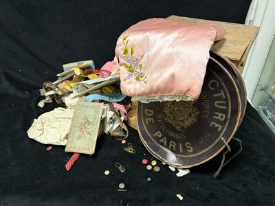 un tas de bric-à-brac posé sur un tissu noir, avec un sac rose