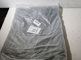 un sac en plastique posé sur une table blanche