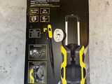 un gros plan sur un ensemble d'outils posé sur une table