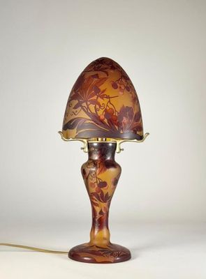 l'image d'une lampe posée sur une table