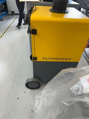 une machine posée sur le sol d'une pièce