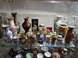 de nombreux vases et bols exposés dans une vitrine