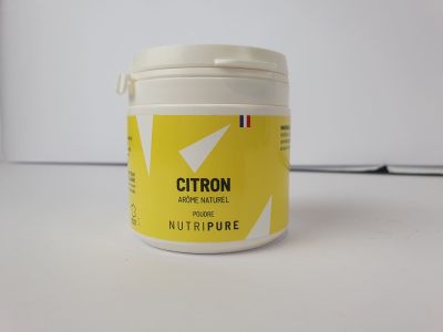 un pot de nourriture posé sur une table