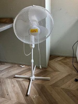 a fan that is sitting on the floor in a room