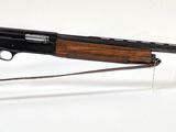 un fusil posé sur un socle transparent, sur une surface blanche