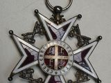 une médaille ornée d'une croix et entourée d'un ruban