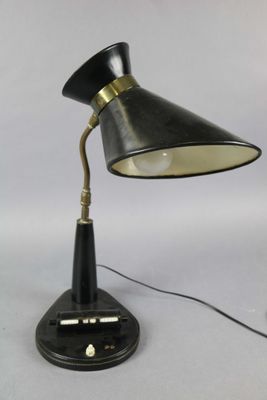 une lampe de bureau noire surmontée d'un abat-jour noir