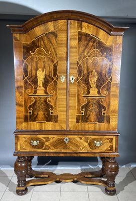 une armoire en bois dont les portes et les tiroirs sont sculptés