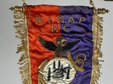 une image représentant un drapeau orné d'un oiseau, accroché à un mât