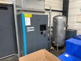 une pile de cartons posée devant une machine