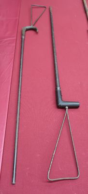 un grand nombre d'outils posés sur la table