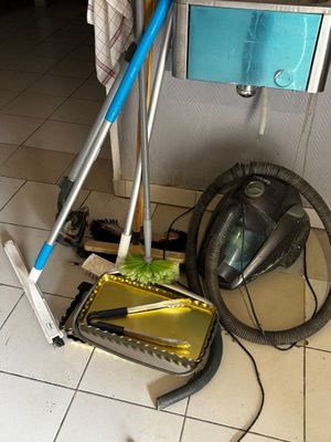 Quelqu'un nettoie le sol avec un aspirateur et une serpillière.