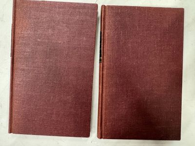 deux livres rouges posés l'un sur l'autre sur une table