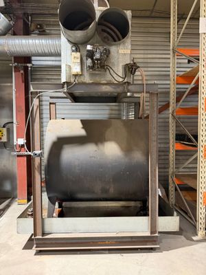 une machine placée au milieu d'une pièce