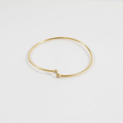 une bague en or ornée d'un petit diamant sur le côté