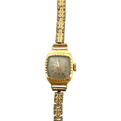 Image d'une montre-bracelet de femme sur fond blanc