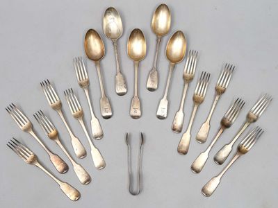 un grand nombre de cuillères et de fourchettes en argent disposées en cercle