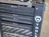 une photo d'une boîte à outils dans un garage
