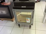 un poêle posé au milieu du sol dans un magasin