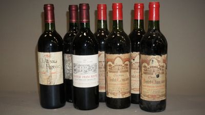six bouteilles de vin sont alignées sur une table