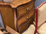 une chaise et une table dans une pièce aux murs bleus