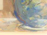un tableau représentant un vase bleu contenant des poissons