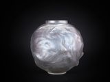 un vase blanc sur fond noir et un fond noir