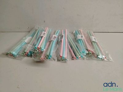 beaucoup de brosses à dents emballées dans des sacs en plastique