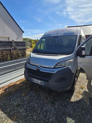 La camionnette est garée devant la maison, dans l'allée.