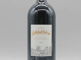 la bouteille de vin rouge est posée sur la table