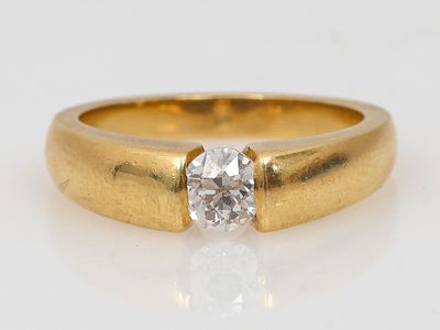 gros plan d'une bague en diamant sur une surface blanche