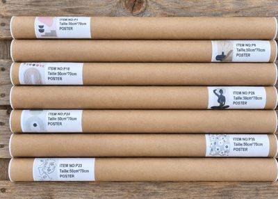 six rouleaux de papier toilette posés sur une table en bois