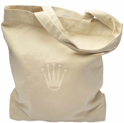 un gros plan d'un sac fourre-tout orné d'une couronne